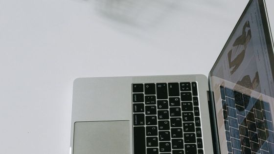So sánh website cơ bản và thương mại điện tử