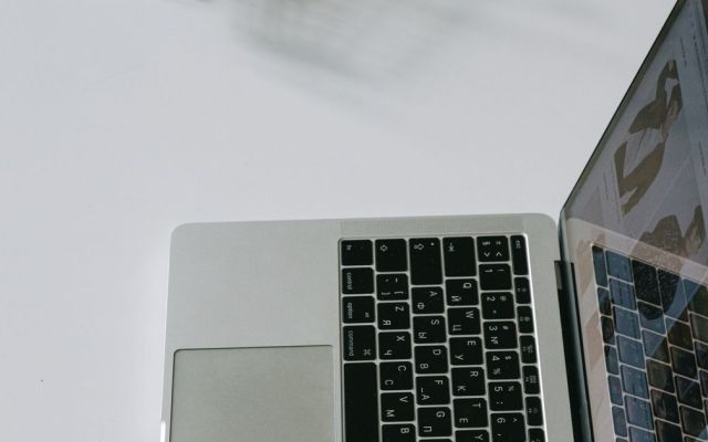 So sánh website cơ bản và thương mại điện tử
