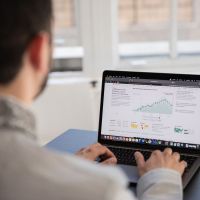 Website dịch vụ sửa chữa điện thoại, laptop cần gì để khách tin tưởng mang máy đến?
